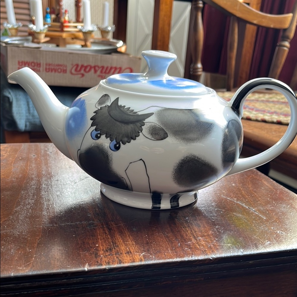 Porcelain Whimsical Cow design teapot Like New Condition